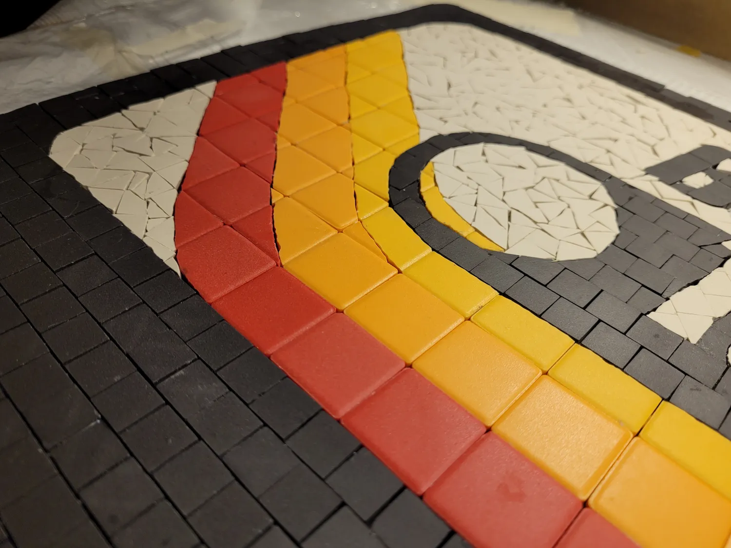 Zoom sur le panneau décoratif représentant une cassette en mosaïque "Born in 1992"