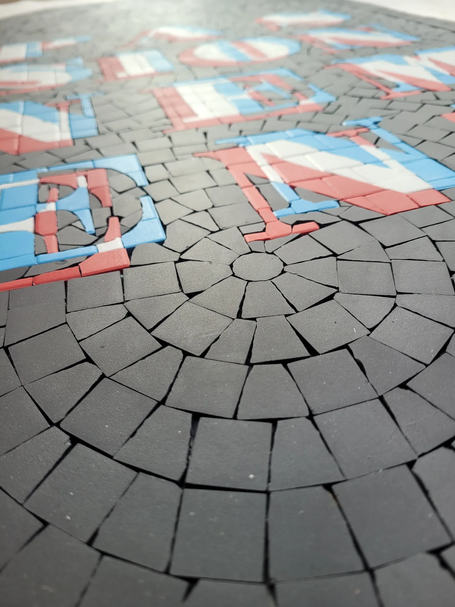 Zoom sur le panneau décoratif vertical "PASSIONNEMENT"