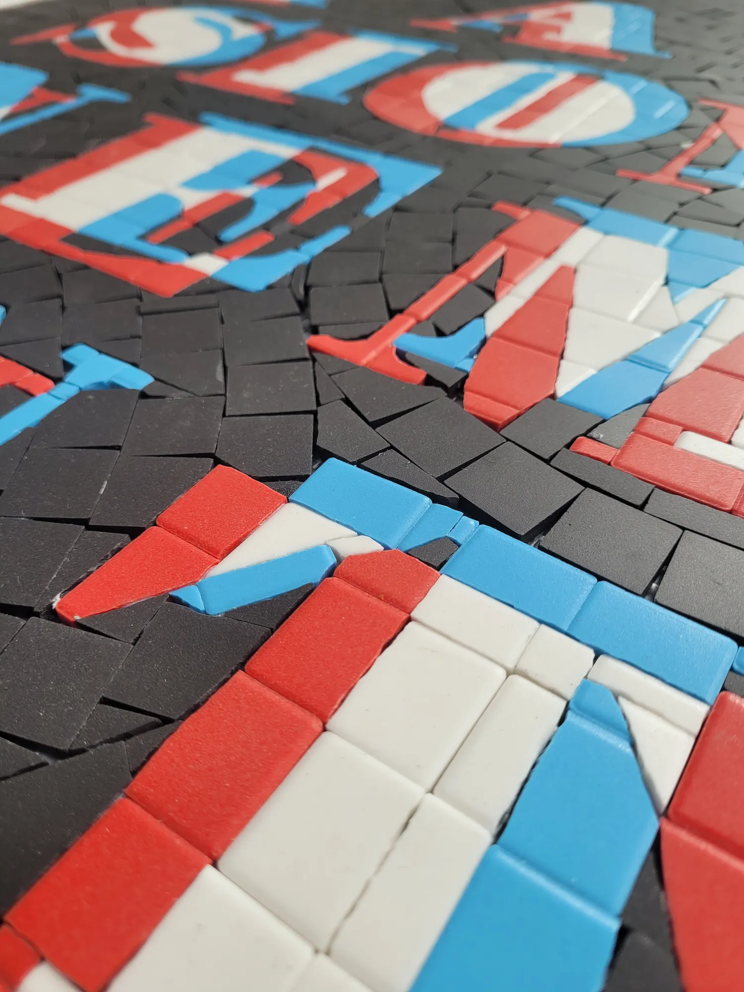 Zoom sur le panneau décoratif vertical "PASSIONNEMENT"