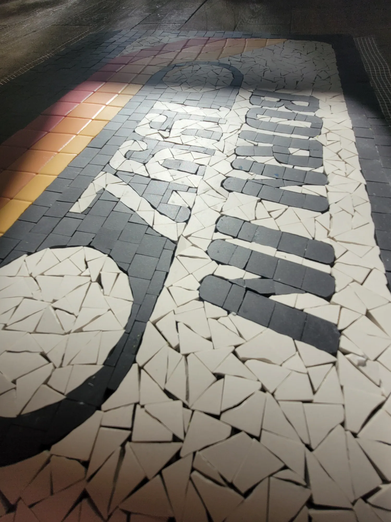 Zoom sur le panneau décoratif représentant une cassette en mosaïque "Born in 1992"