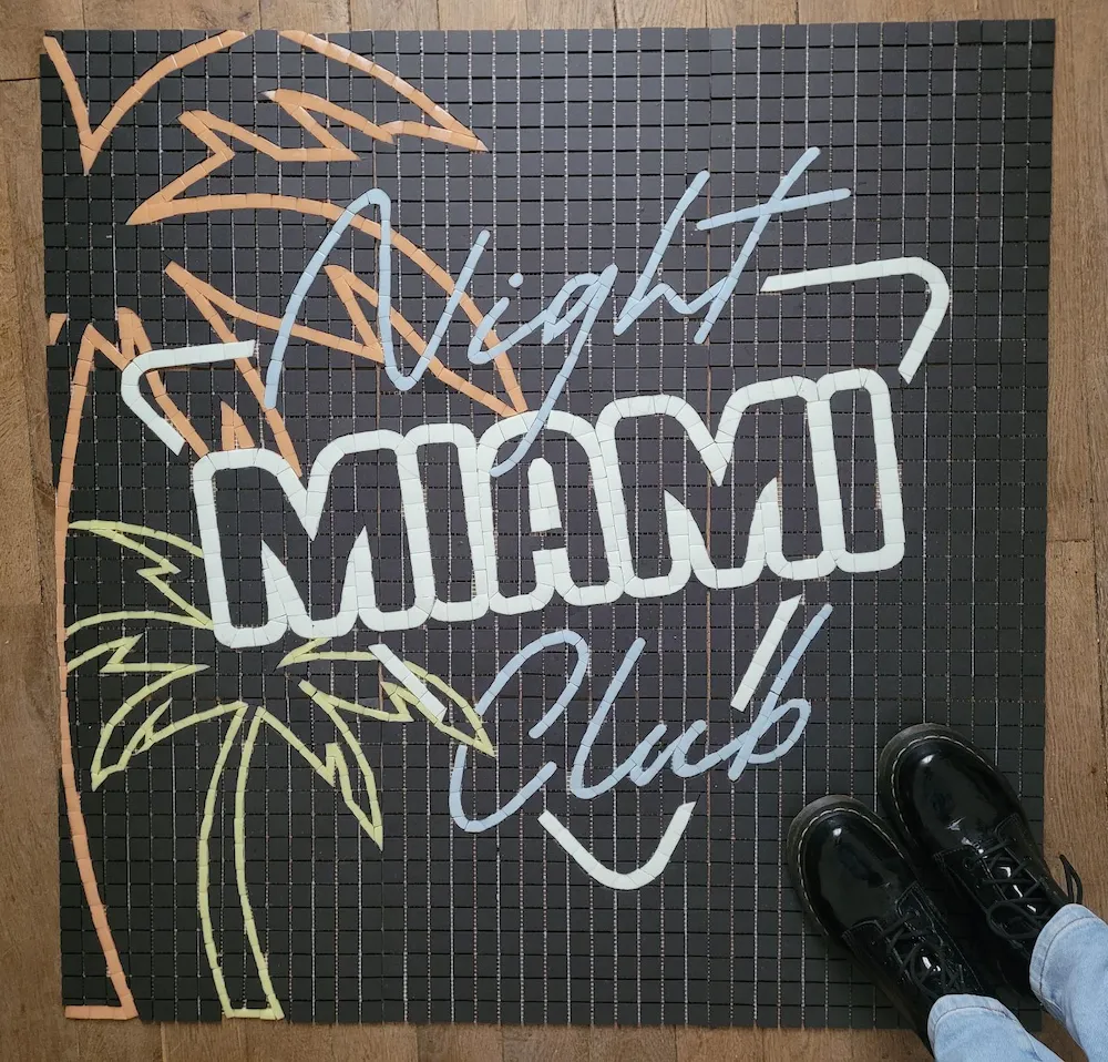 Logo effet néon Night Club Miami jour