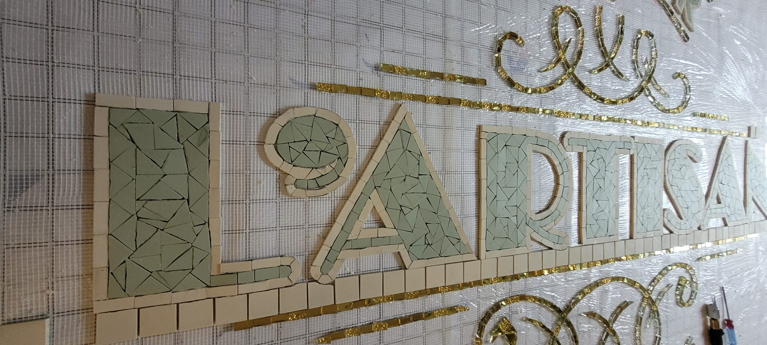 Zoom sur la devanture commerciale L'ARTISAN