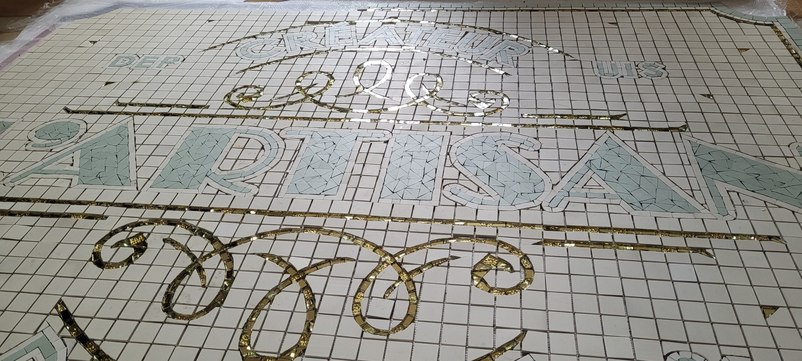 Zoom sur la devanture commerciale L'ARTISAN