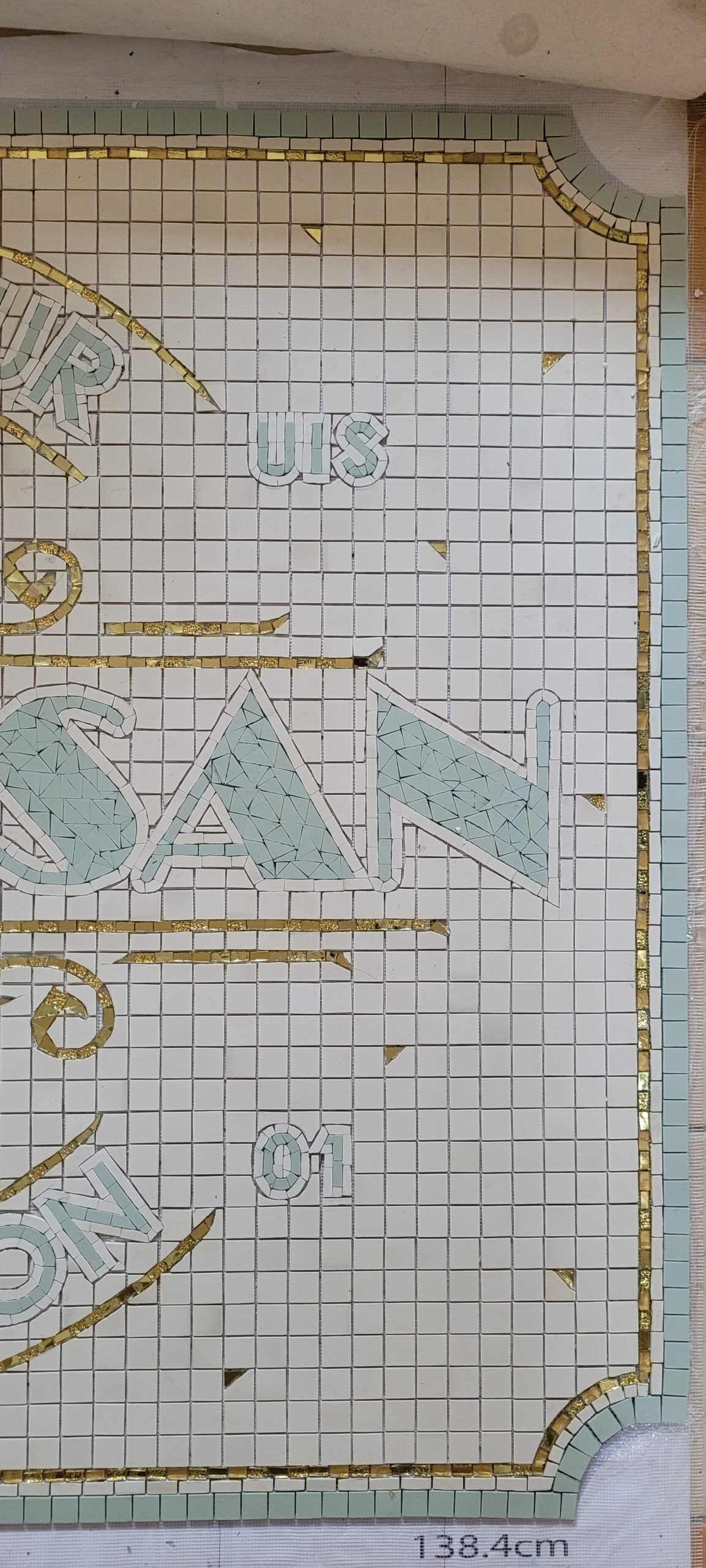 Travail en cours sur la devanture commerciale L'ARTISAN