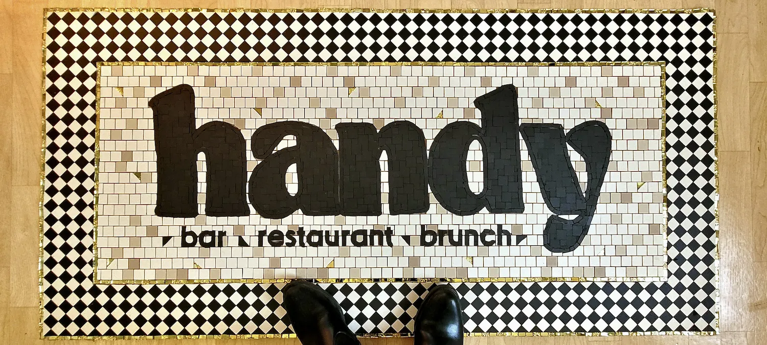 Tapis d'entrée du restaurant HANDY