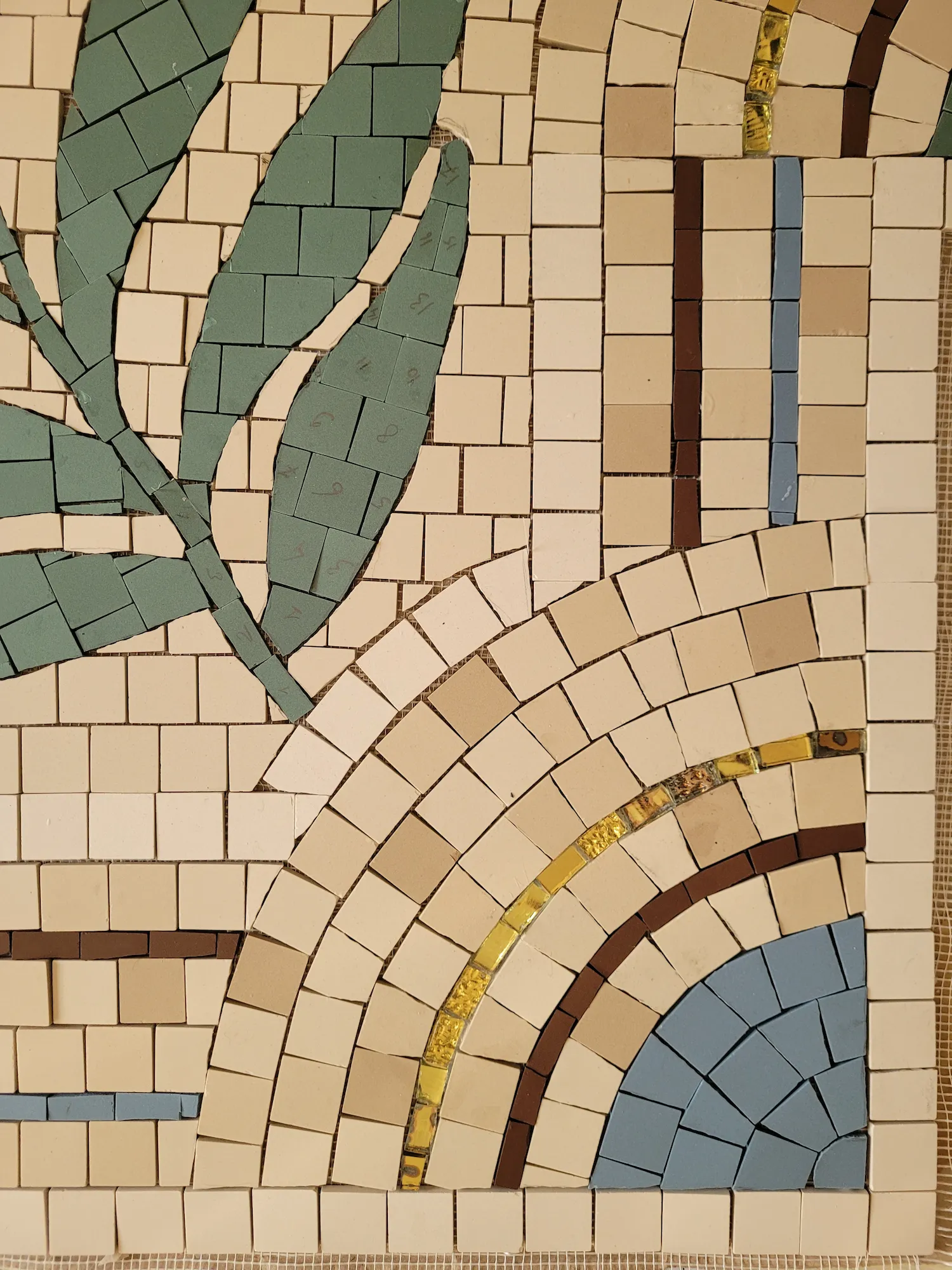 Zoom sur le tapis d'entrée inspiration patio antique