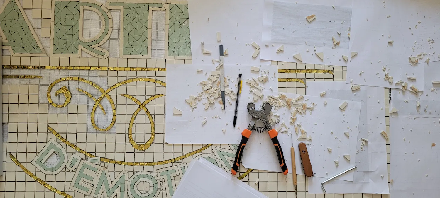 Travail en cours sur la devanture commerciale L'ARTISAN