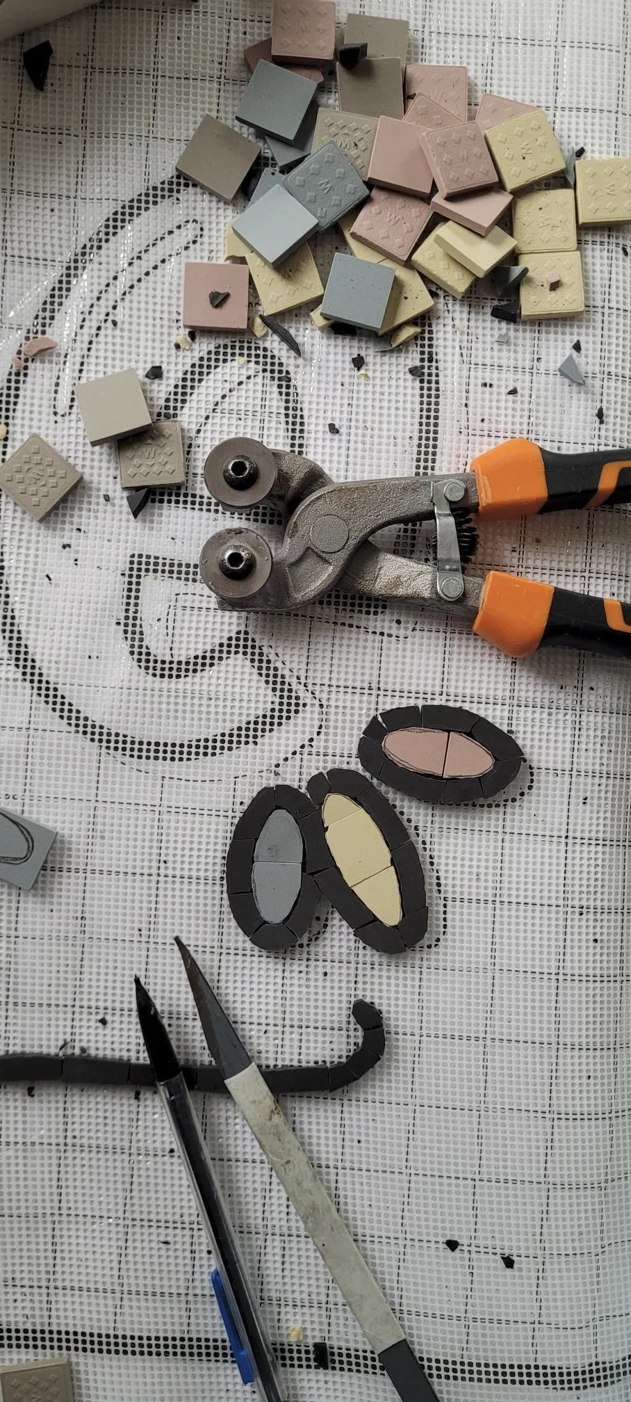 Outils et tesselles sur un plan de travail