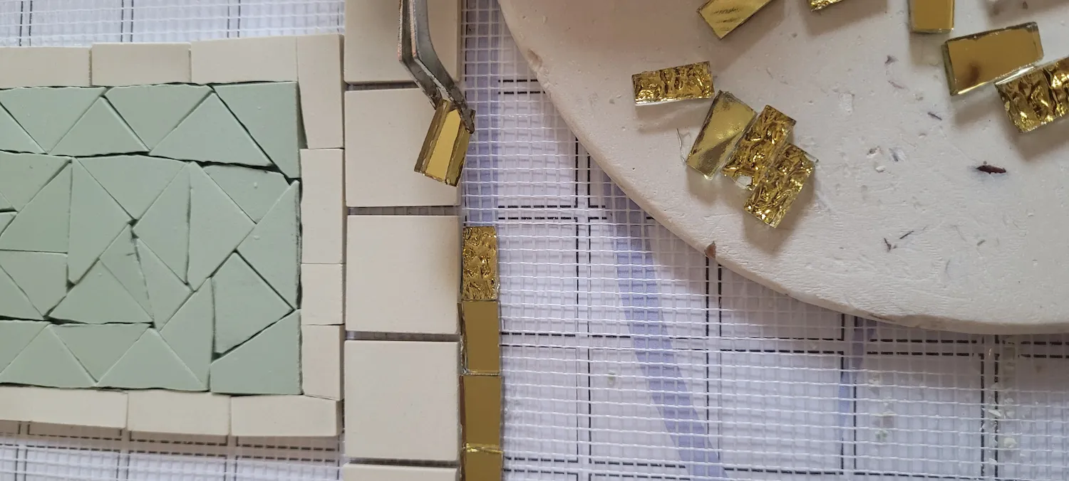 Finition et pose de tesselles dorées