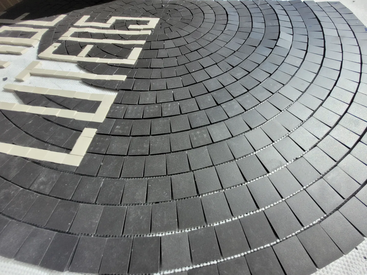 Grand motif circulaire en mosaïque noir