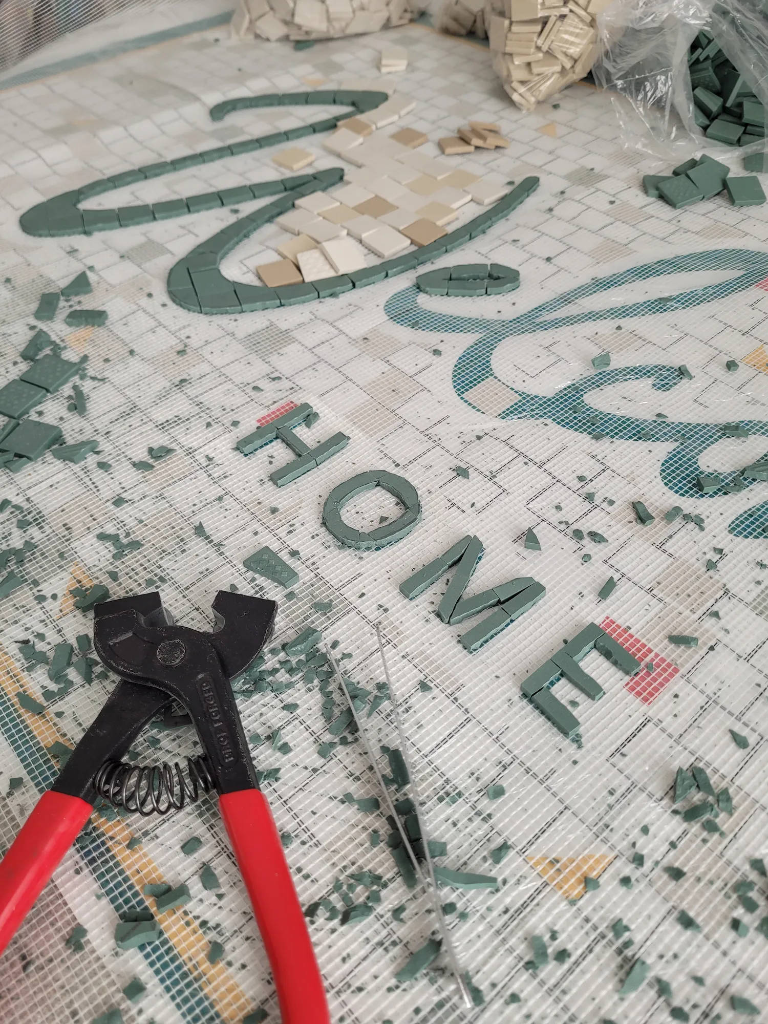 Réalisation en cours du tapis d'entrée Welcome HOME