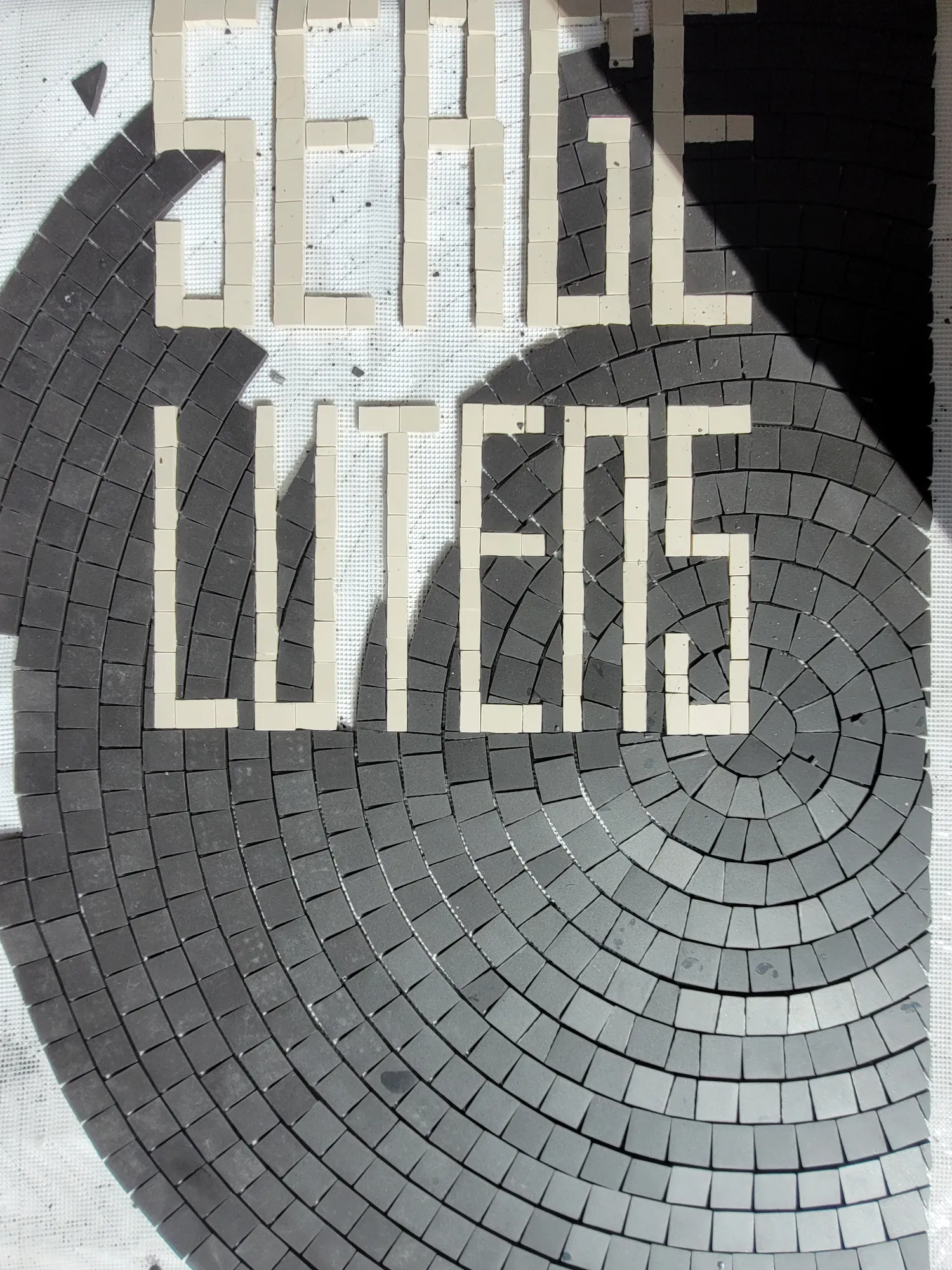 Travail en cours du panneau décoratif en hommage au parfum "Santal Majuscule" de Serge Lutens