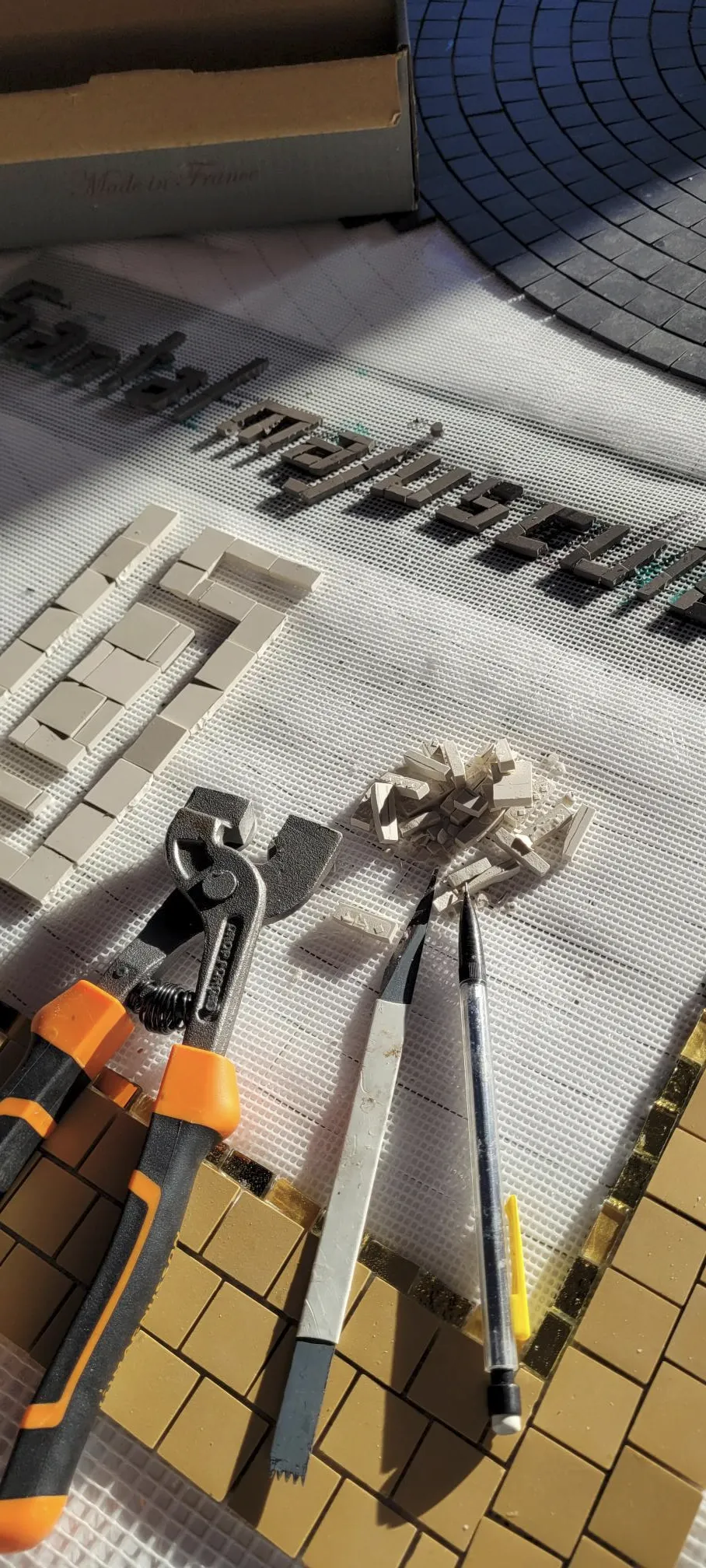 Travail en cours du panneau décoratif en hommage au parfum "Santal Majuscule" de Serge Lutens