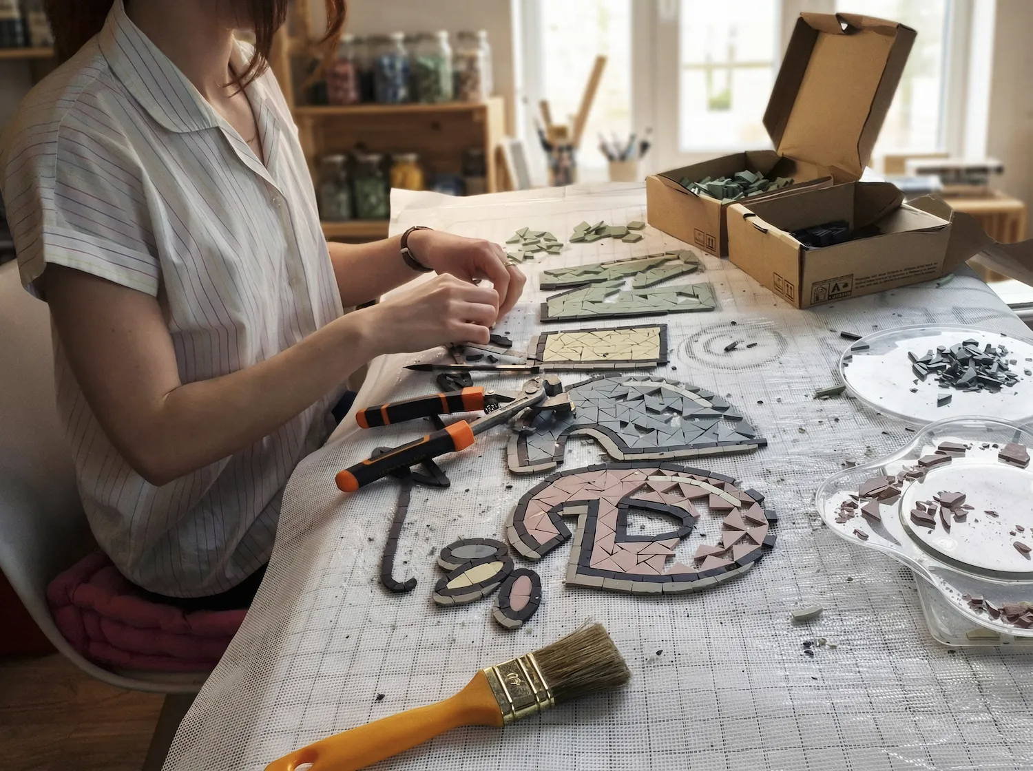 Photo en plan large d'une femme réalisant une mosaïque sur son plan de travail