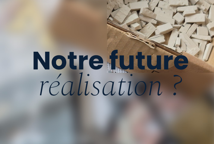 Image de mosaïque en fond avec texte "Notre future réalisation ?"