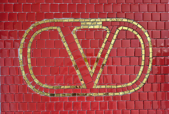 logo Van Cleef en mosaïque en pâte de verre rouge carmin et tesselles dorées