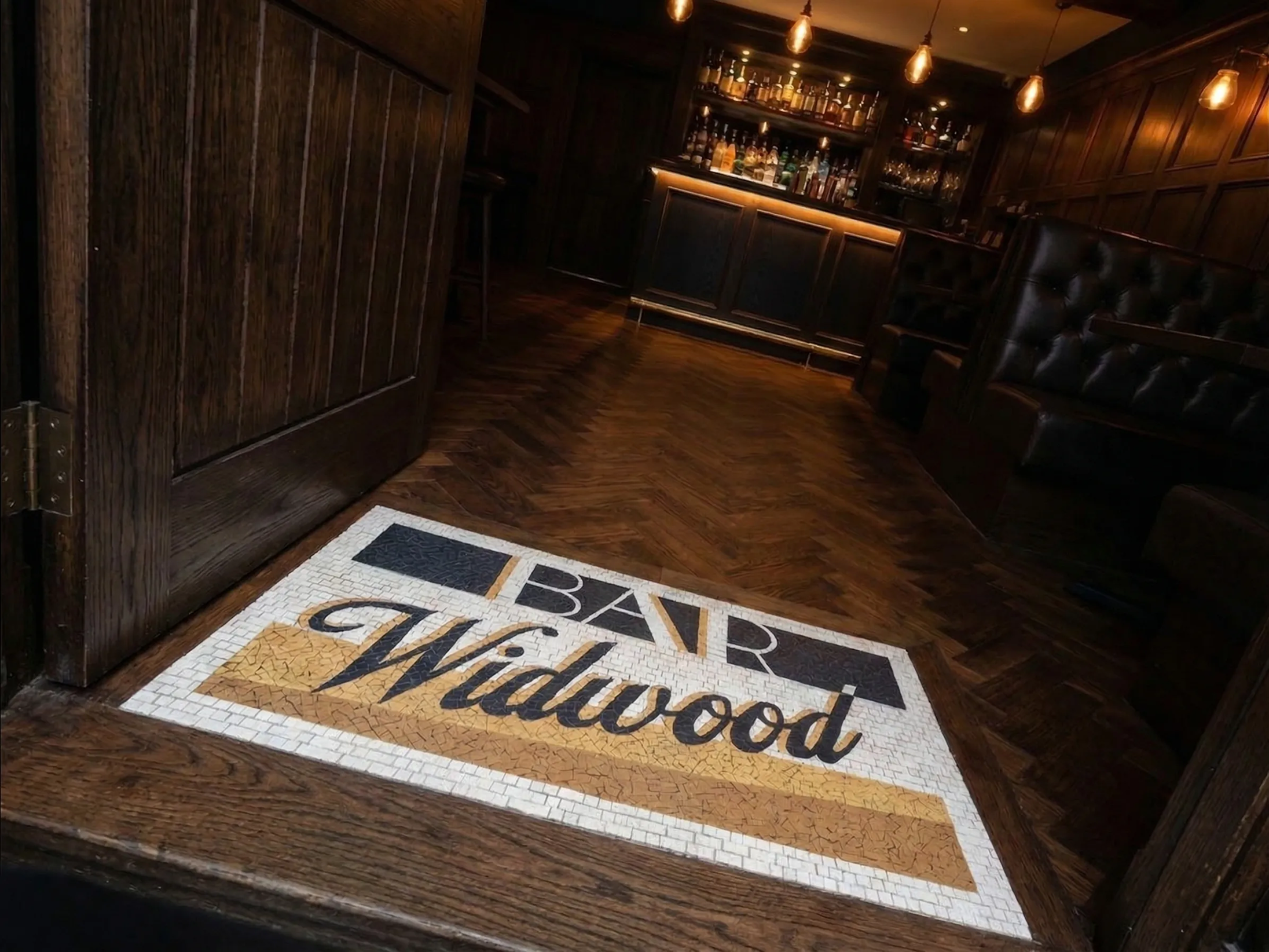 Mosaïque artisanale tapis d'entée : lettrage Bar Widwood Nantes