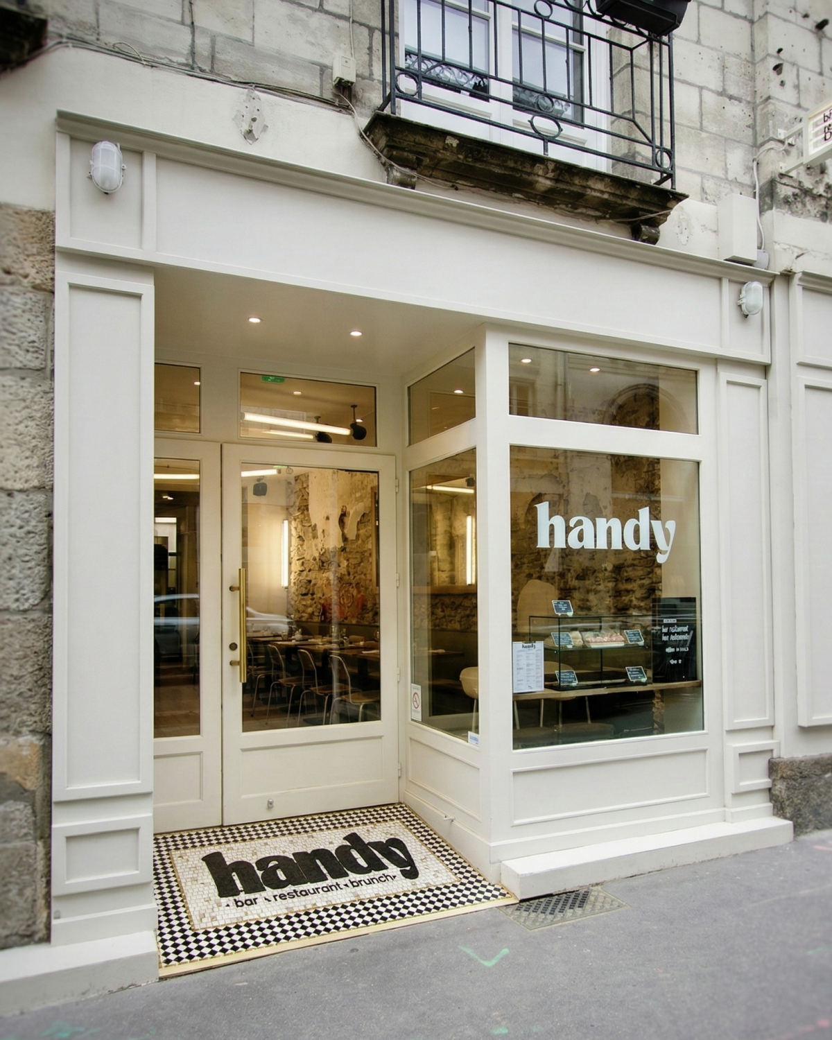 Tapis de mosaïque artisanale lettrage Handy à l'entrée d'un restaurant bar brunch · façade rue · La FABMOZ Nantes