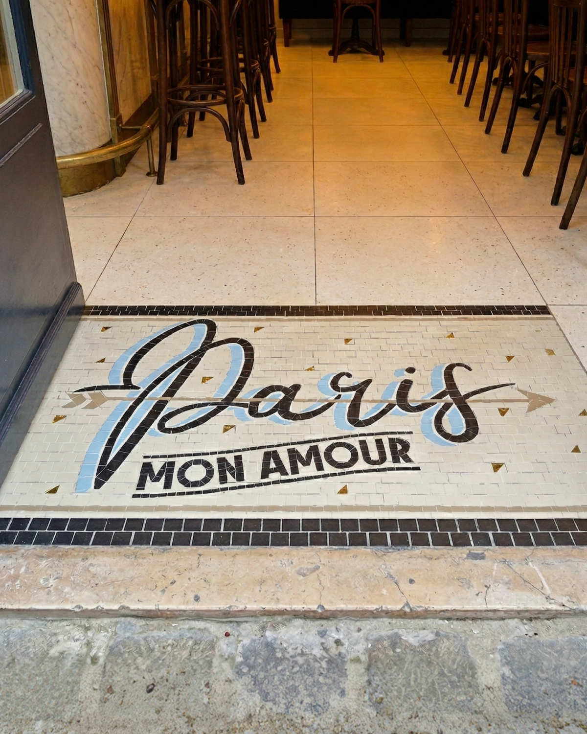 Zoom tapis mosaïque artisanale lettrage Paris Mon Amour · tesselles noires bleues et dorées sur fond blanc · La FABMOZ Nantes