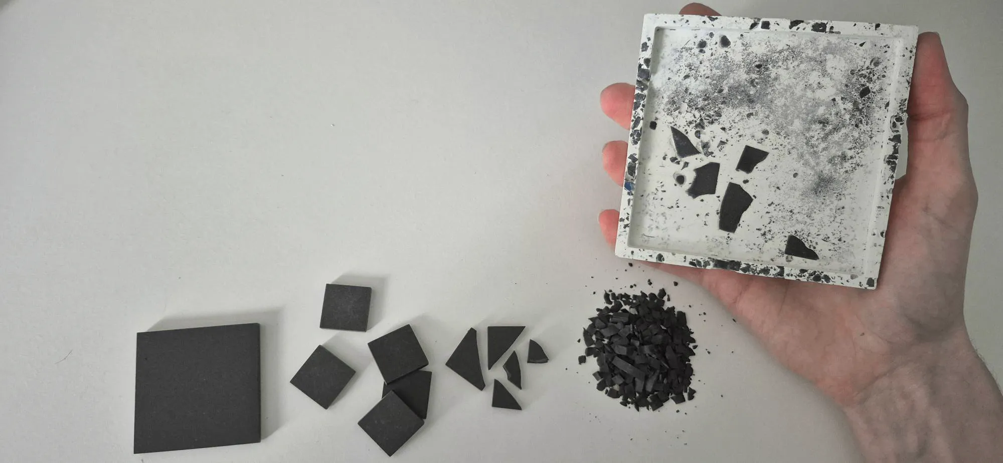 Chaîne de vie du terrasso MATMOZ · tesselle entière morceaux éclats et poudre de granulat noir · matériau recyclé · La FABMOZ Nantes