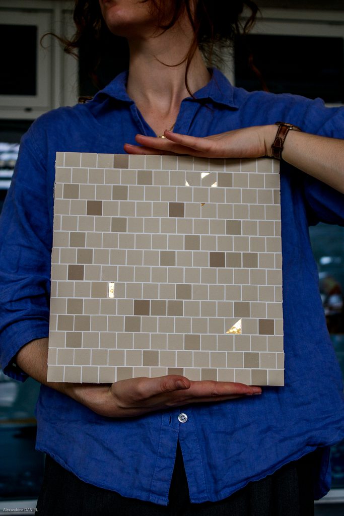 Échantillon de mosaïque artisanale en grès cérame et tesselles à la feuille d'or 24 carats, motif métro parisien, motif brique, nuance de beige, réalisée par La FABMOZ