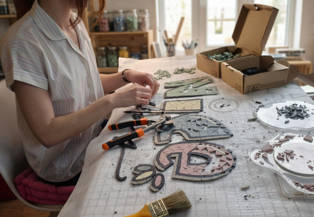 Chloé Gunet-Caplain travaille sur une mosaïque artisanale dans son atelier à Nantes